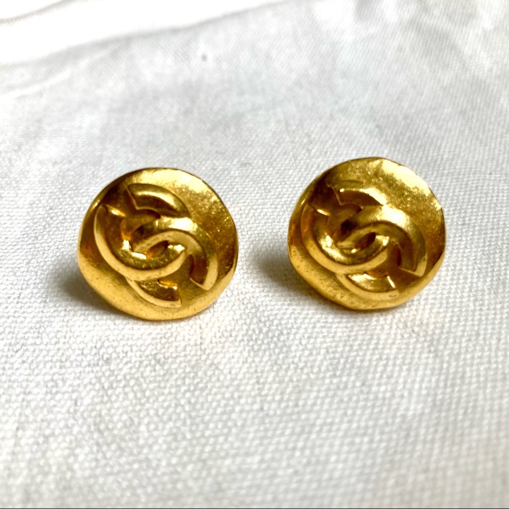 ❗️SOLD❗️ Chanel vintage clip-on button earrings